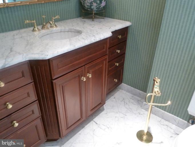 409 A Street Southeast Washington, DC 20003 - Photo 21 of 29 Bath (Master)