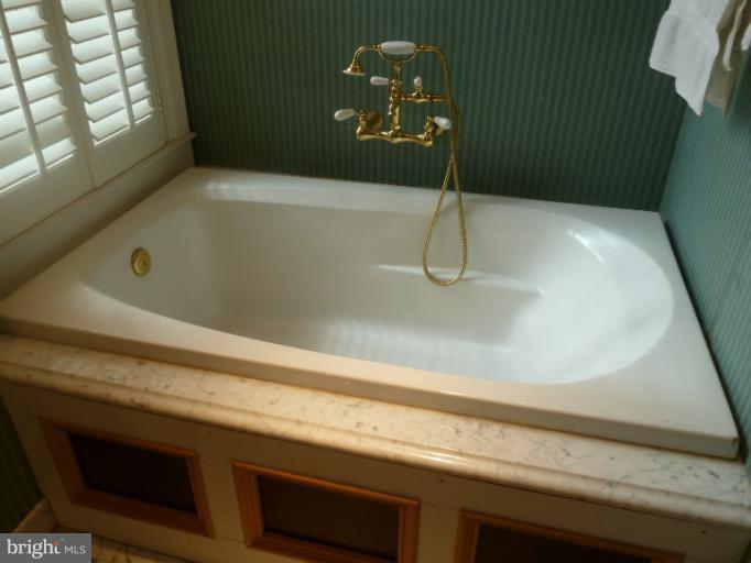 409 A Street Southeast Washington, DC 20003 - Photo 22 of 29 Bath (Master)