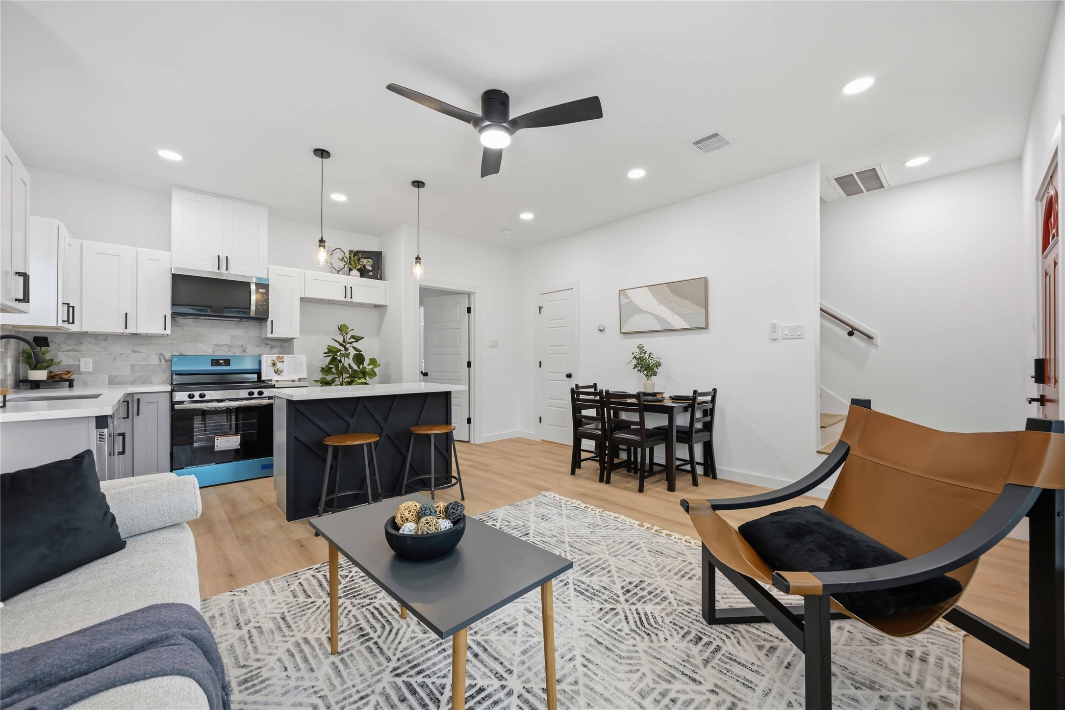 7944 Fields Street, Unit B Houston, TX 77028 - Photo 3 of 17 Open living space