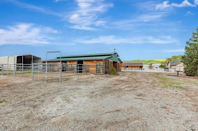 $1,999,999 | 560 Tevis Trail, Hollister, CA 95023