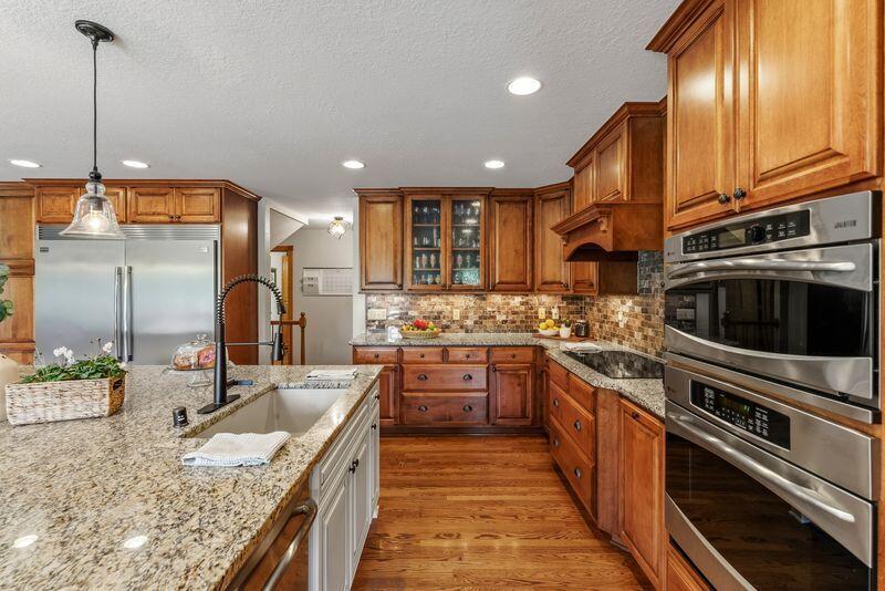 960 South Wayfare Trail Summit, WI 53066 - Photo 9 of 55 kitchen