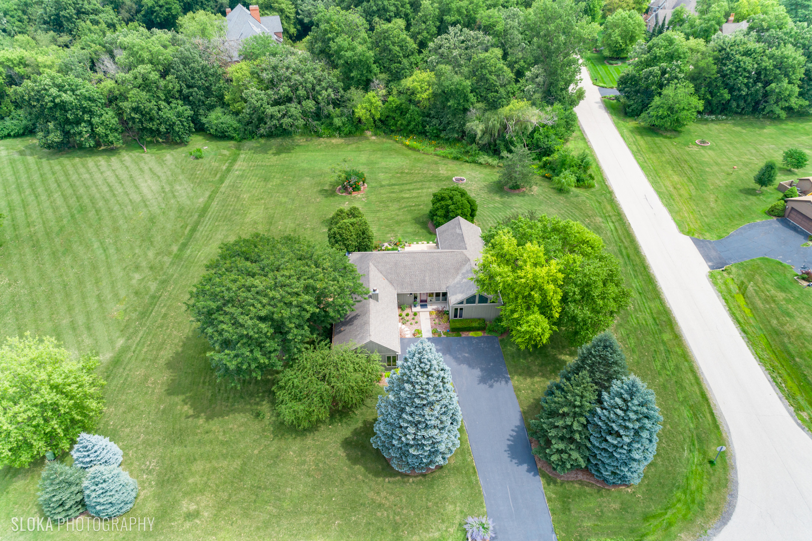 2920 Springbrook Road Crystal Lake, IL 60012 - Photo 33 of 39 a view of a garden with an outdoor seating