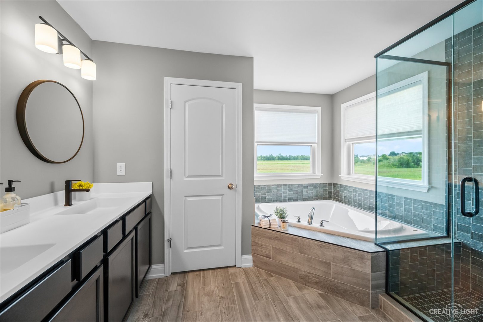 672 Ridgeview Lane Sugar Grove, IL 60554 - Photo 21 of 35 a bathroom with a tub a double vanity sink and a mirror