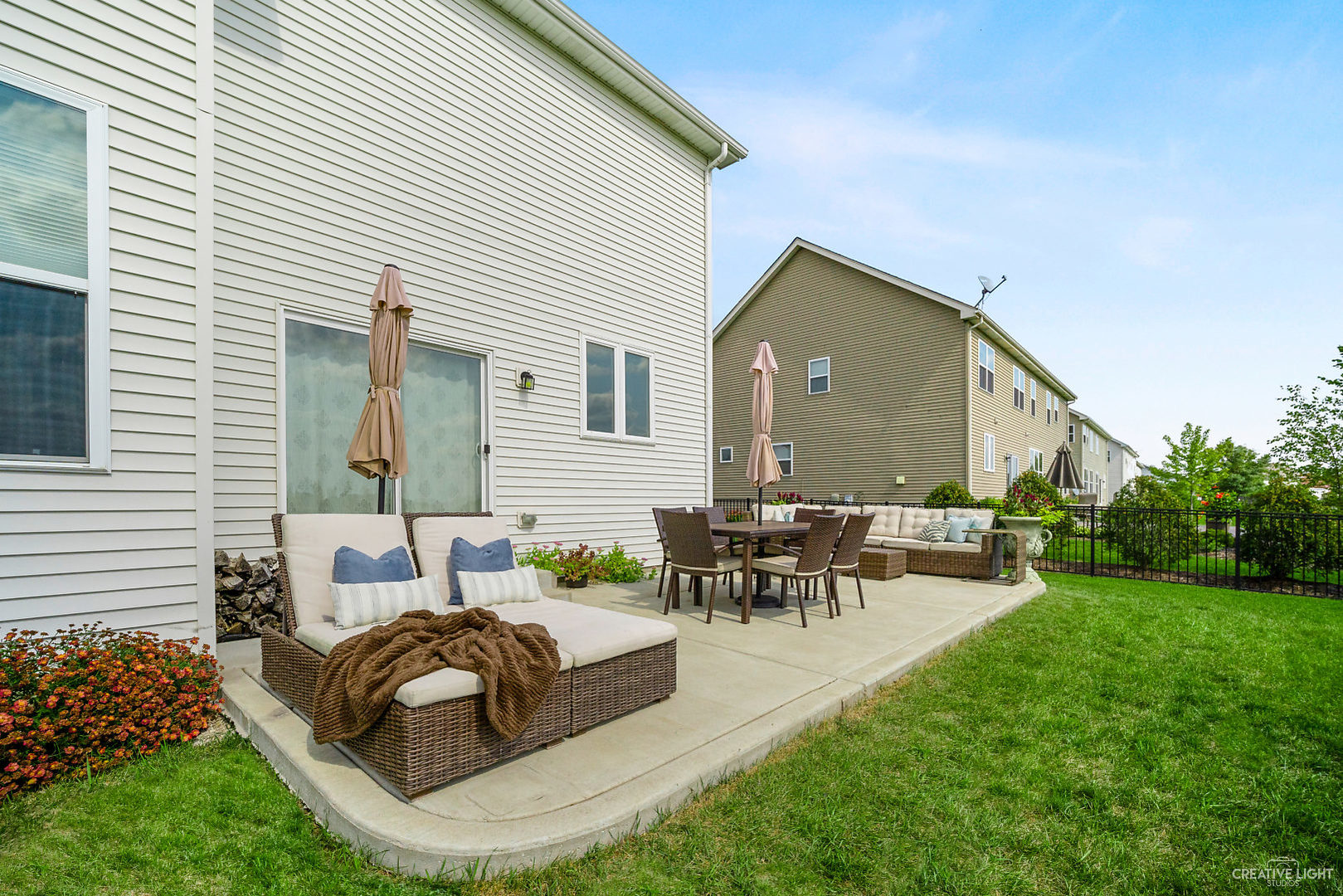 672 Ridgeview Lane Sugar Grove, IL 60554 - Photo 30 of 35 a backyard of a house with table and chairs