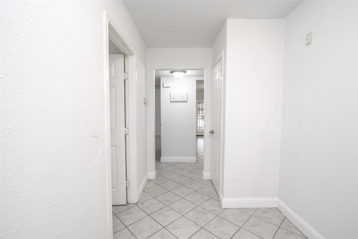 7237 Cook Road Houston, TX 77072 - Photo 13 of 21 Entrance Hallway