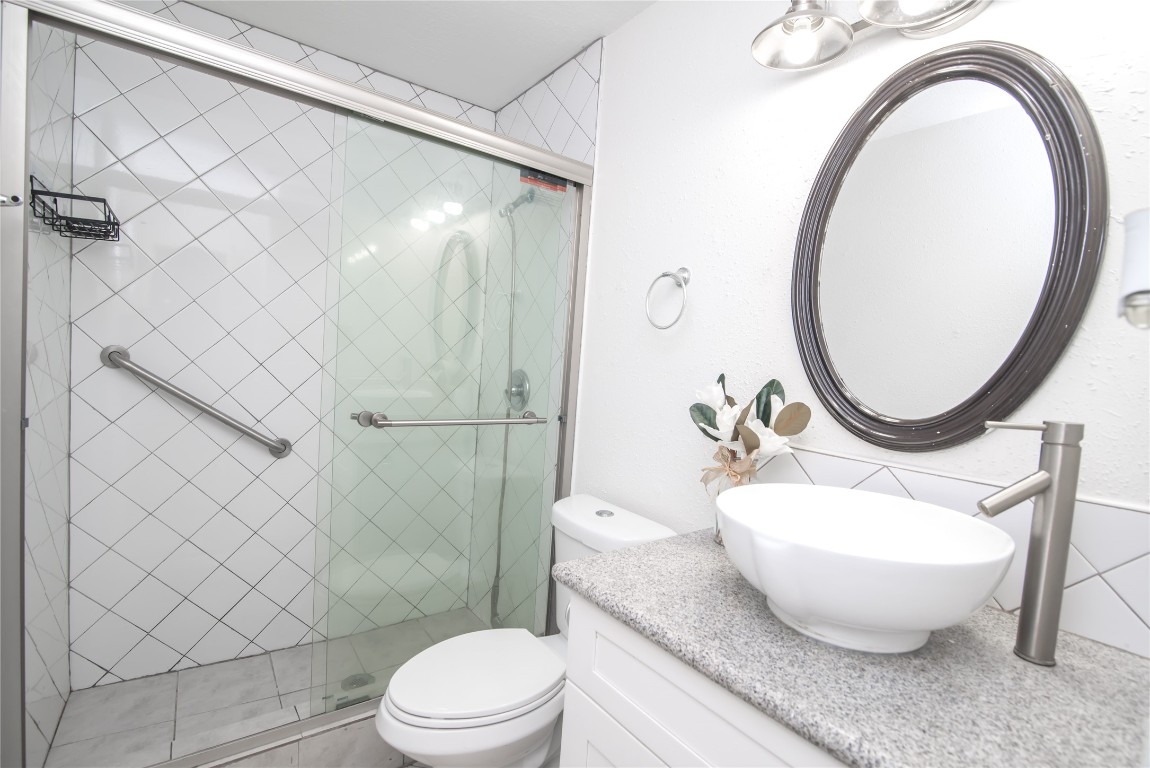 7237 Cook Road Houston, TX 77072 - Photo 19 of 21 Primary Bathroom w Modern Look