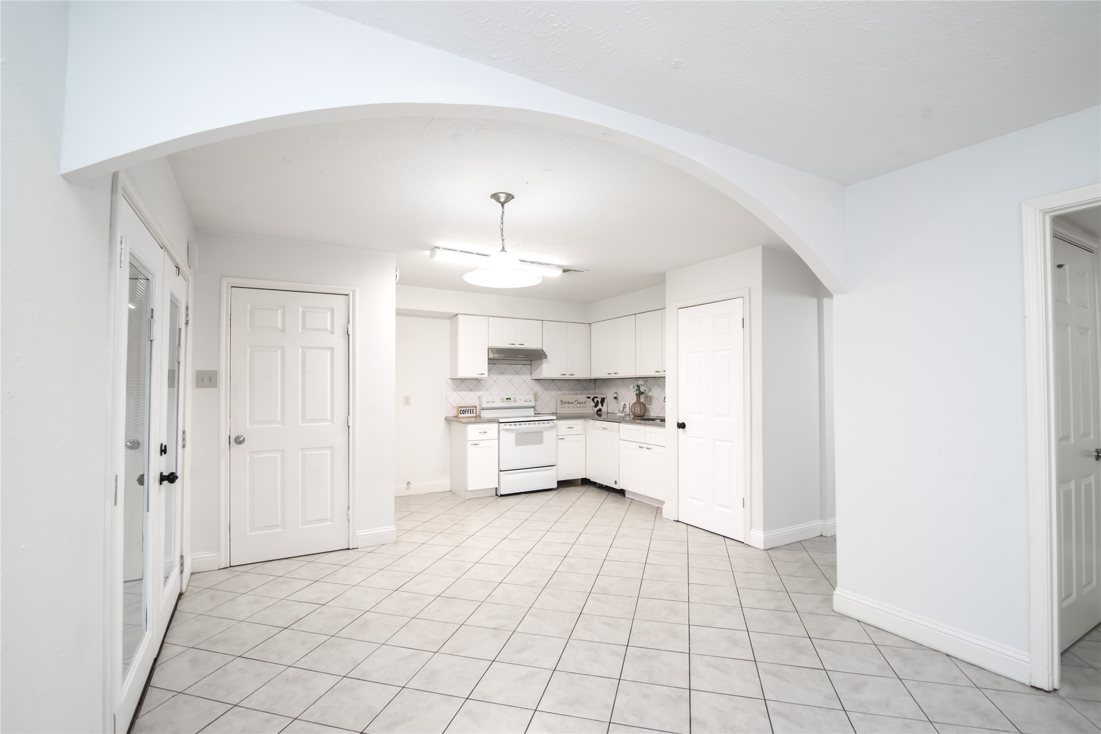 7237 Cook Road Houston, TX 77072 - Photo 9 of 21 a view of a kitchen with electric appliances