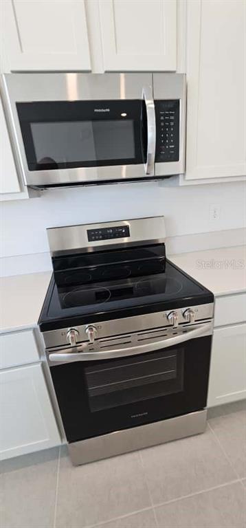 548 Hart Lane Dundee, FL 33838 - Photo 10 of 39 a stove top oven sitting inside of a kitchen