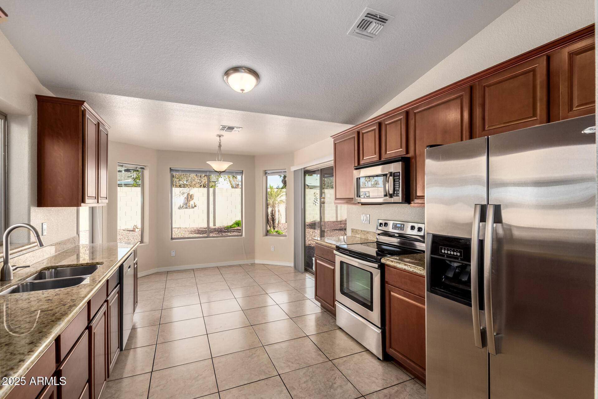 1431 South Apache Drive Apache Junction, AZ 85119 - Photo 4 of 25 1431 S Apache Dr