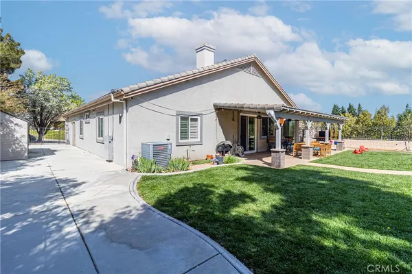 a view of a yard in front of house