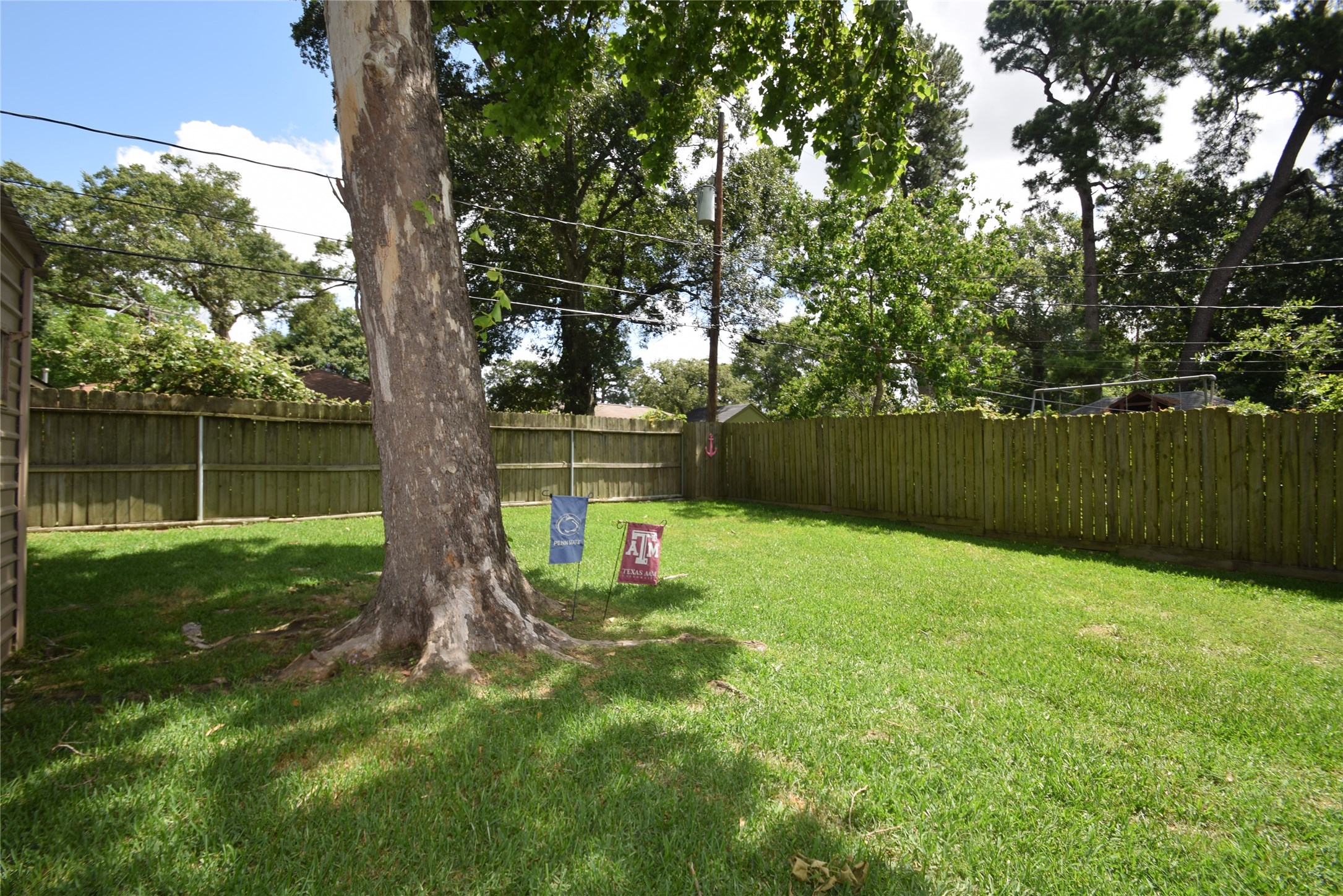 1130 Stonecrest Drive Houston, TX 77018 - Photo 20 of 28 Large fully fenced backyard with mature tree.
