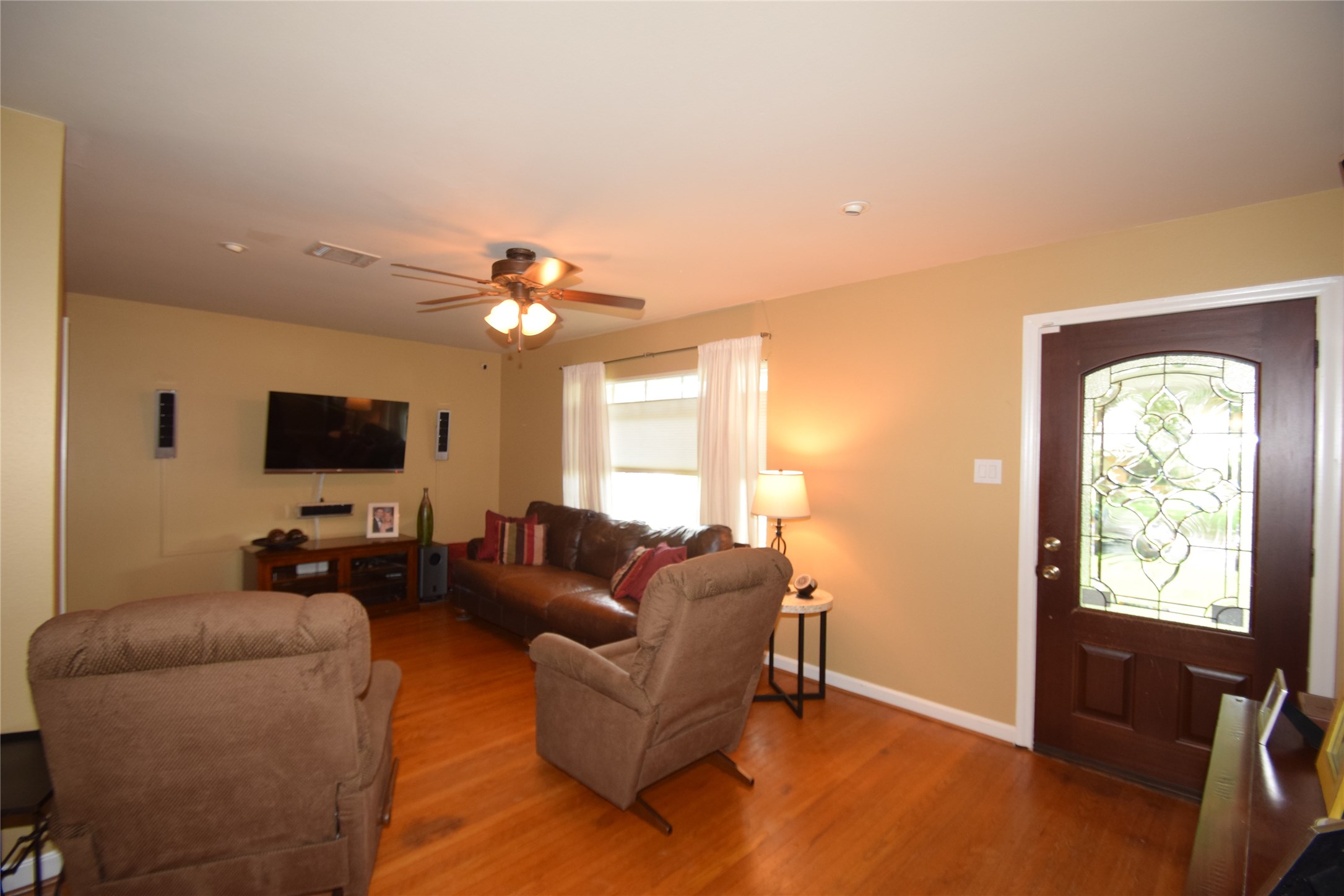 1130 Stonecrest Drive Houston, TX 77018 - Photo 4 of 28 Spacious living room offering hardwood floors and a ceiling fan with light fixture.