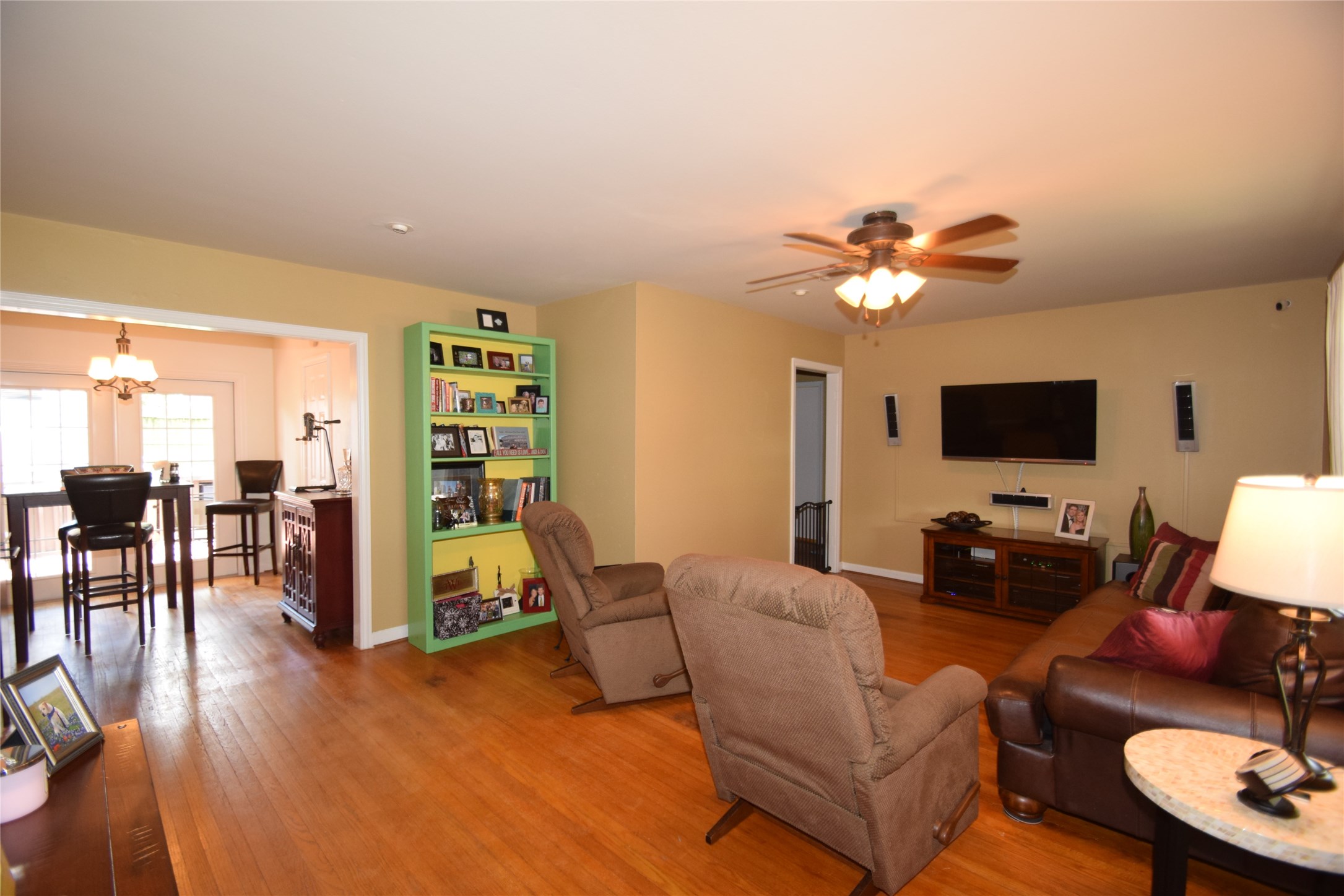 1130 Stonecrest Drive Houston, TX 77018 - Photo 5 of 28 Enjoy another living room view opening to the breakfast room.