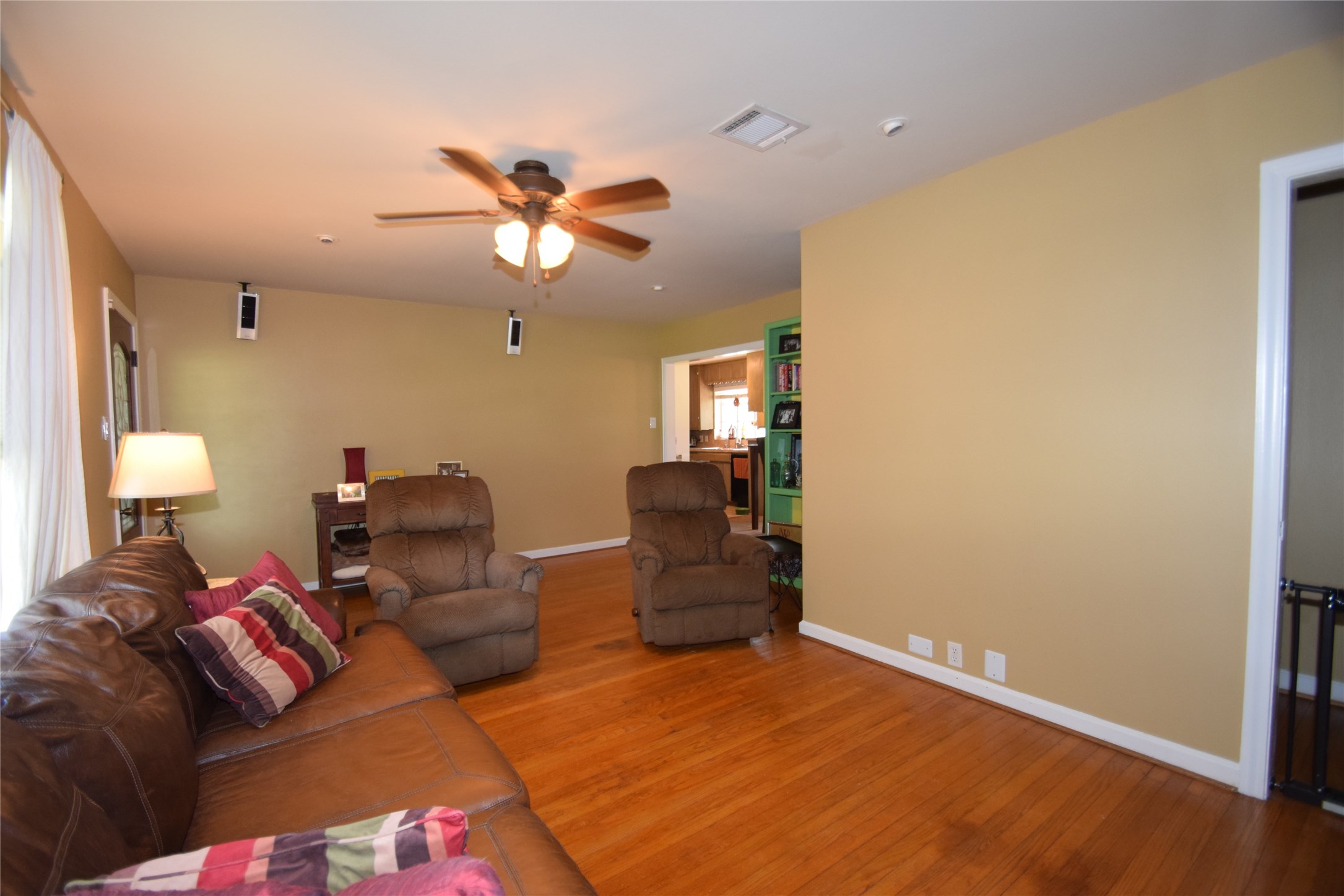1130 Stonecrest Drive Houston, TX 77018 - Photo 6 of 28 Enjoy another living room view.