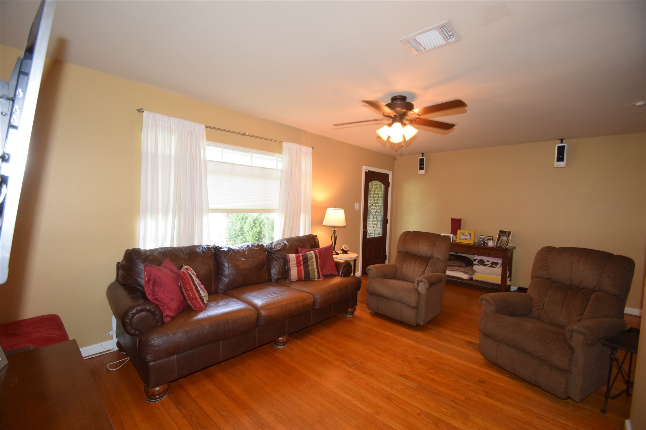 1130 Stonecrest Drive Houston, TX 77018 - Photo 7 of 28 Enjoy another living room view opening to the entry.