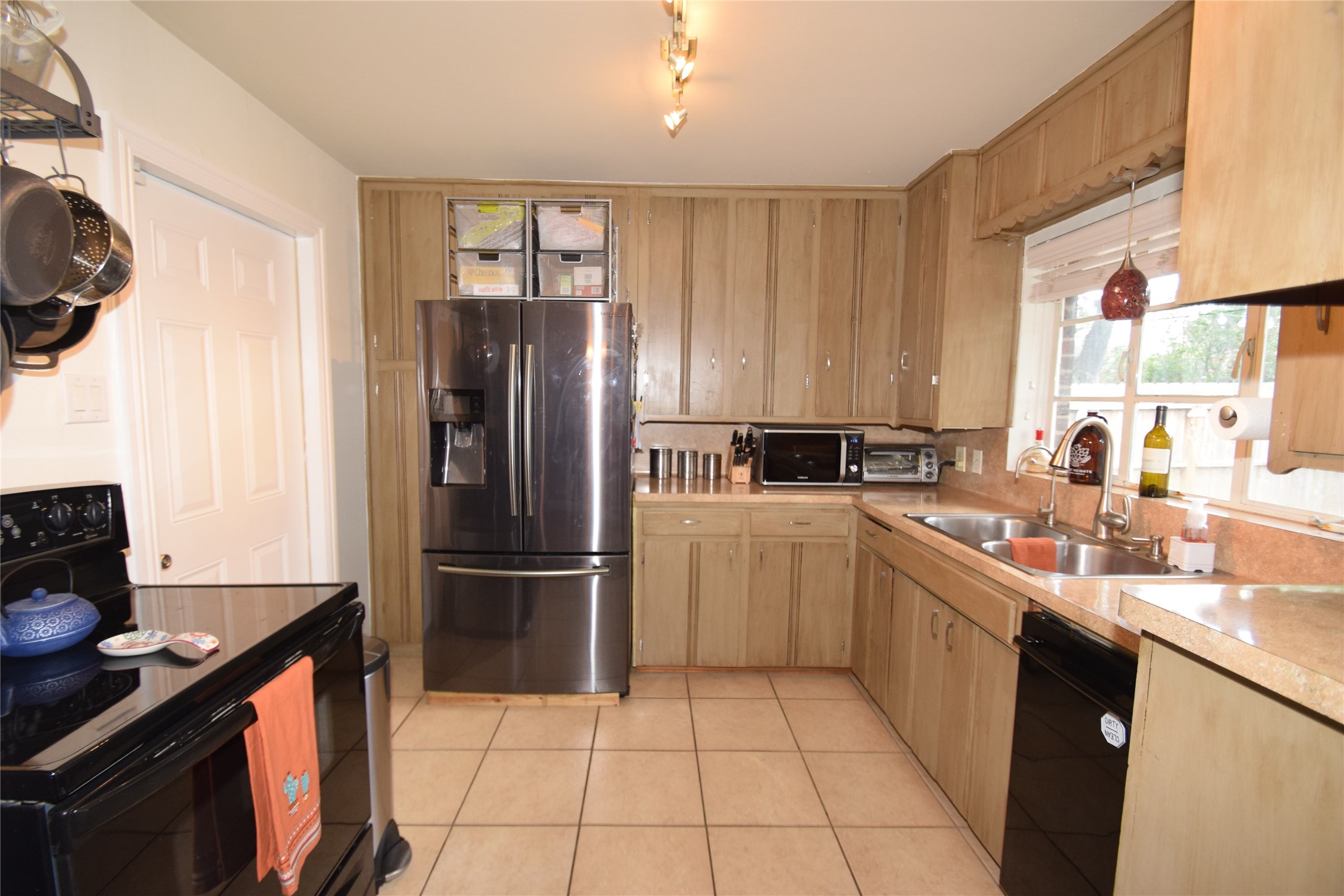 1130 Stonecrest Drive Houston, TX 77018 - Photo 8 of 28 Kitchen offering tile floors, electric cooking and plenty of cabinet space.