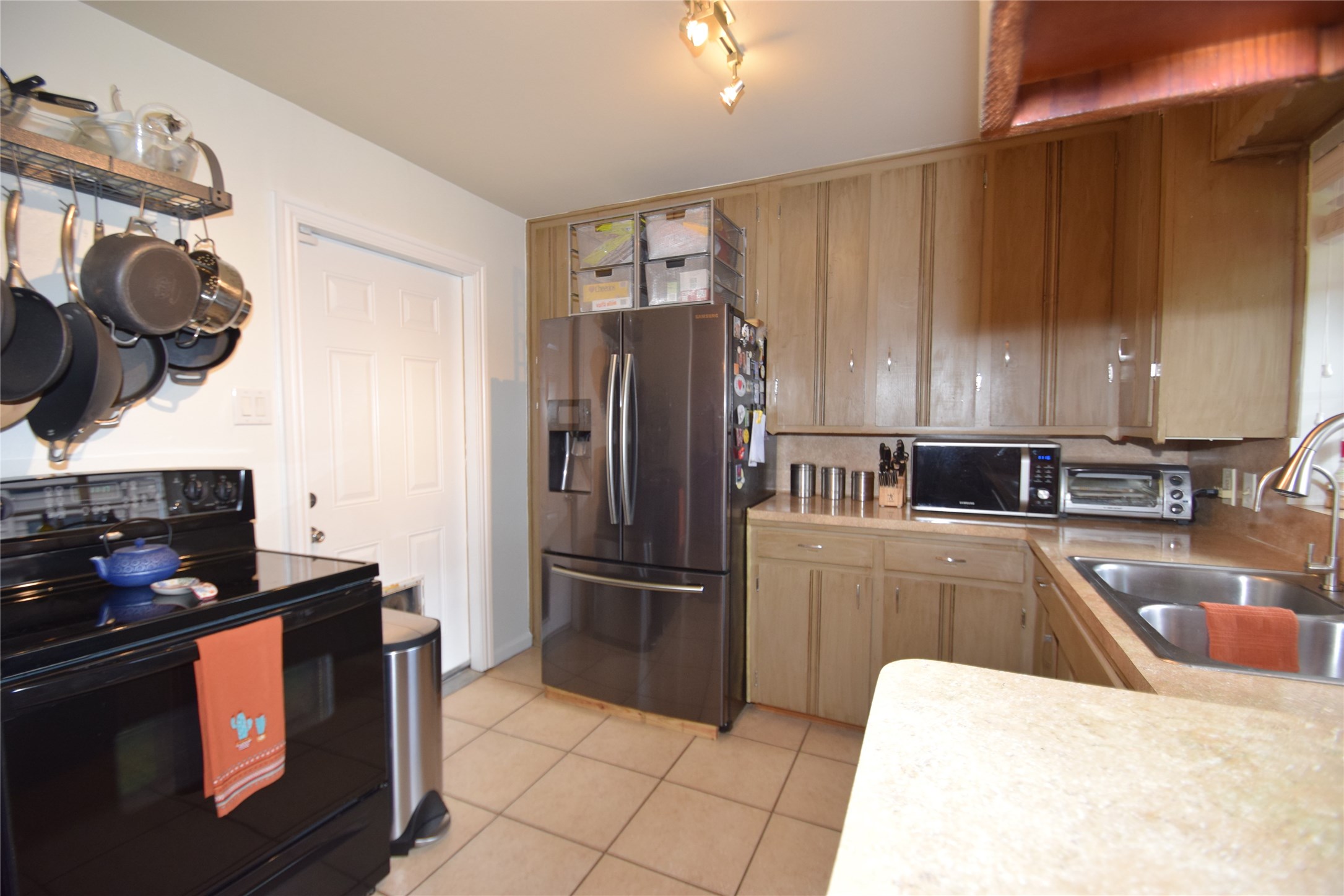 1130 Stonecrest Drive Houston, TX 77018 - Photo 9 of 28 Enjoy another kitchen view.
