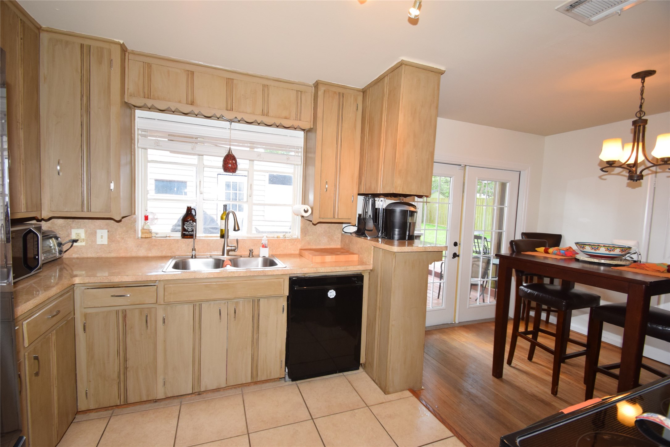 1130 Stonecrest Drive Houston, TX 77018 - Photo 10 of 28 Enjoy another kitchen view.
