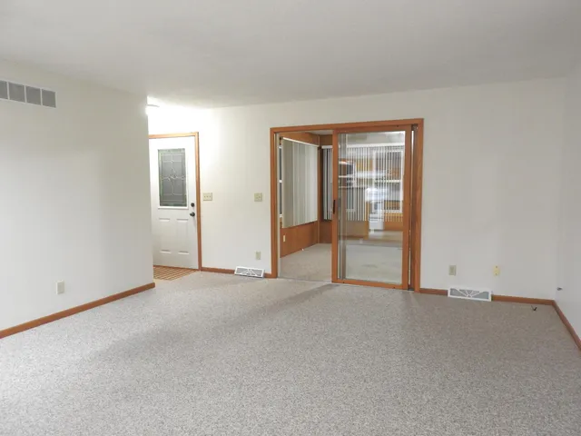 $1,950 | 724 6th Street North, Winsted, MN 55395