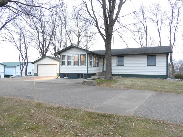 $1,950 | 724 6th Street North, Winsted, MN 55395