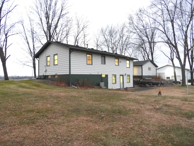 $1,950 | 724 6th Street North, Winsted, MN 55395