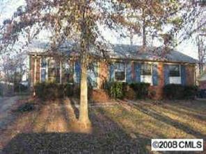 a view of yard in front of house