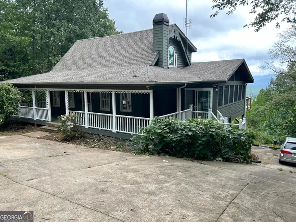 a view of a house with backyard and garden