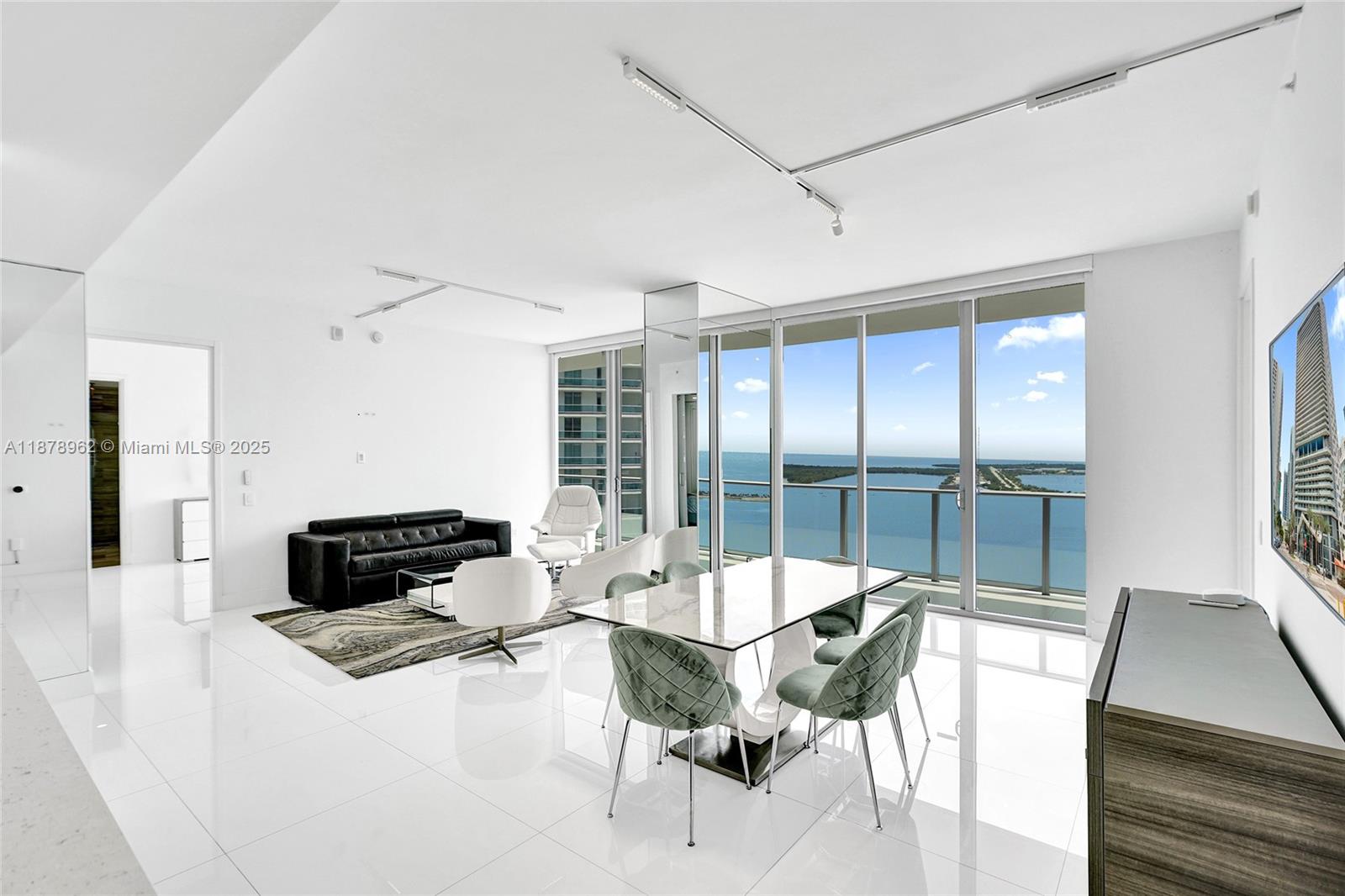 1300 Brickell Bay Drive, Unit 3902 Miami, FL 33131 - Photo 11 of 35