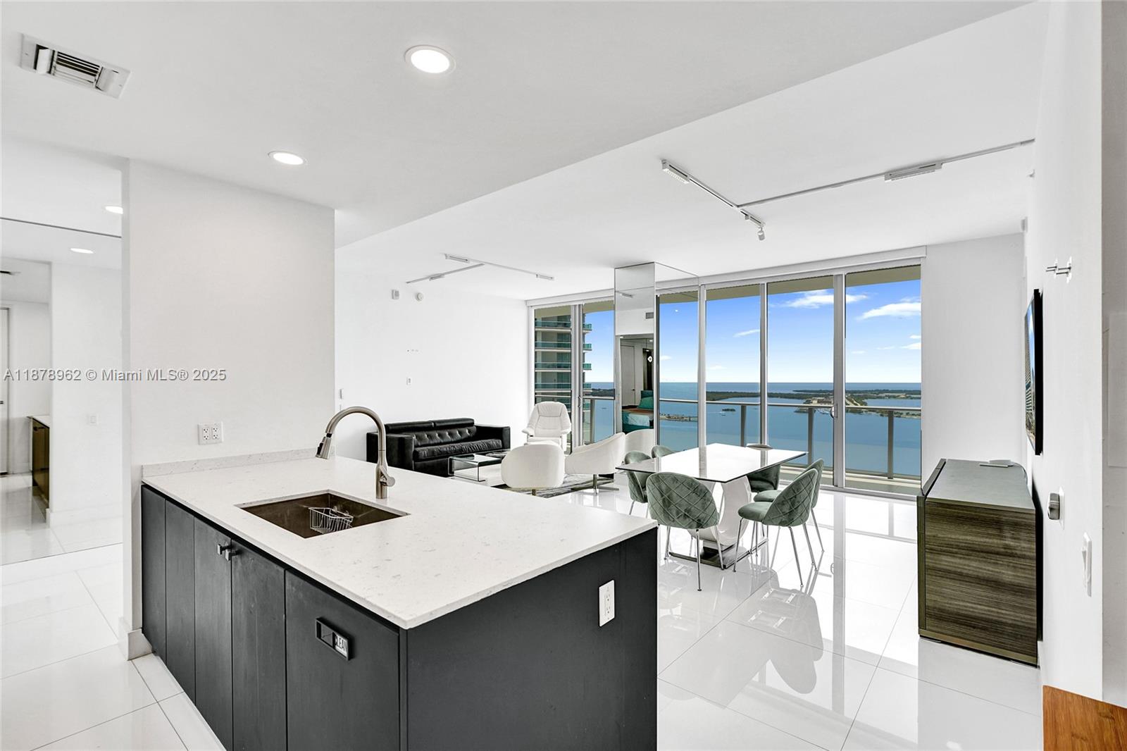 1300 Brickell Bay Drive, Unit 3902 Miami, FL 33131 - Photo 12 of 35