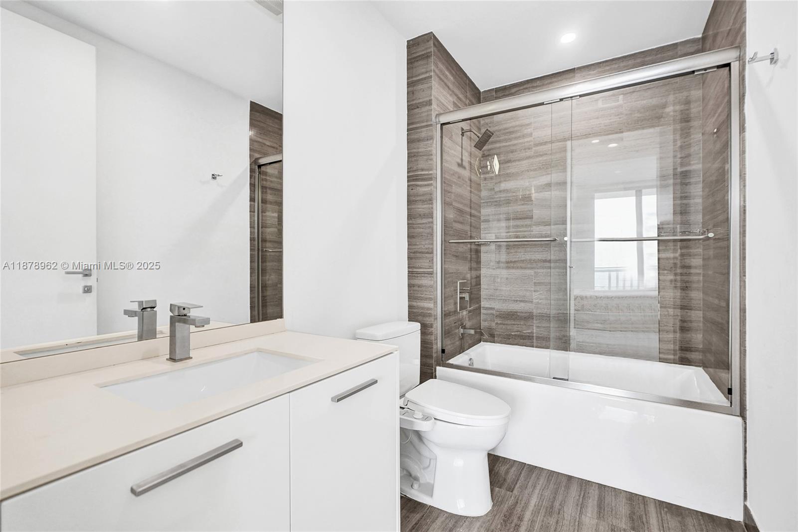 1300 Brickell Bay Drive, Unit 3902 Miami, FL 33131 - Photo 13 of 35