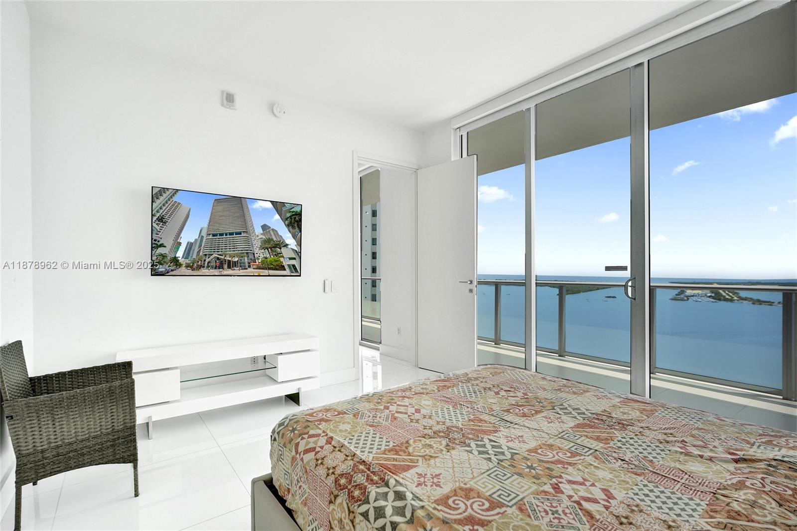 1300 Brickell Bay Drive, Unit 3902 Miami, FL 33131 - Photo 14 of 35