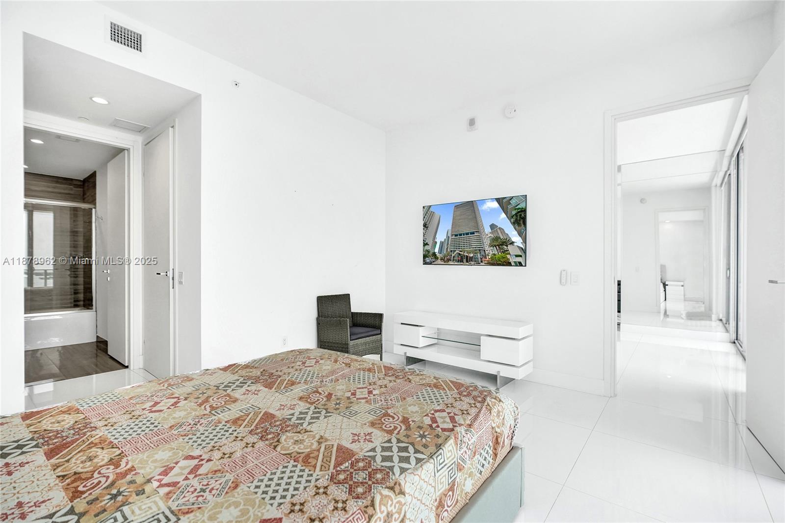 1300 Brickell Bay Drive, Unit 3902 Miami, FL 33131 - Photo 15 of 35