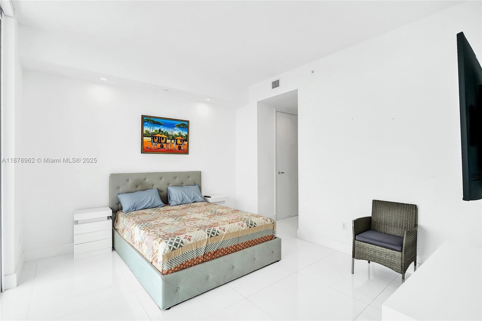 1300 Brickell Bay Drive, Unit 3902 Miami, FL 33131 - Photo 16 of 35