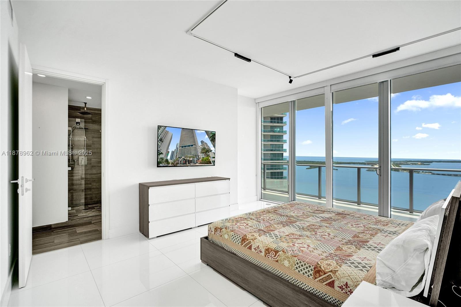 1300 Brickell Bay Drive, Unit 3902 Miami, FL 33131 - Photo 21 of 35