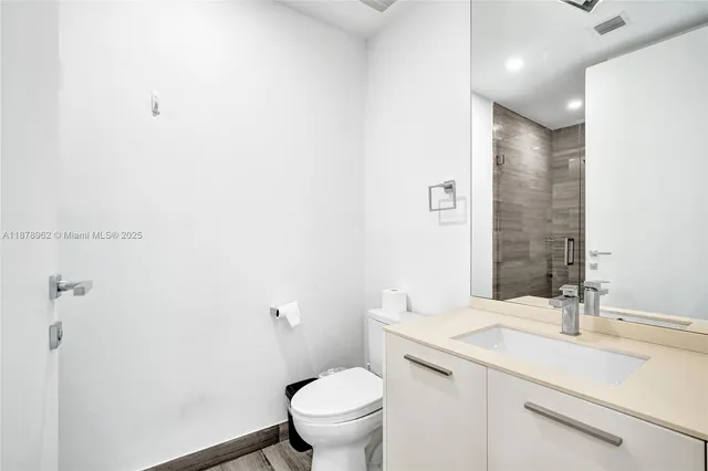 $8,500 | 1300 Brickell Bay Drive, Unit 3902, Miami, FL 33131