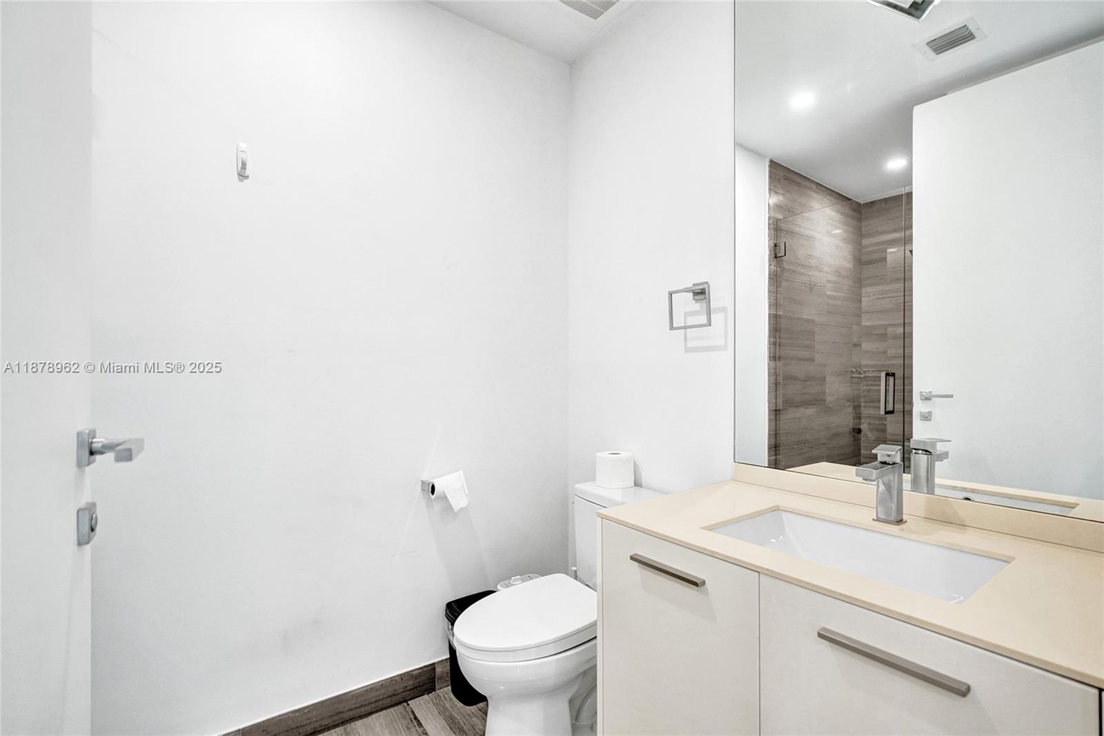 1300 Brickell Bay Drive, Unit 3902 Miami, FL 33131 - Photo 23 of 35