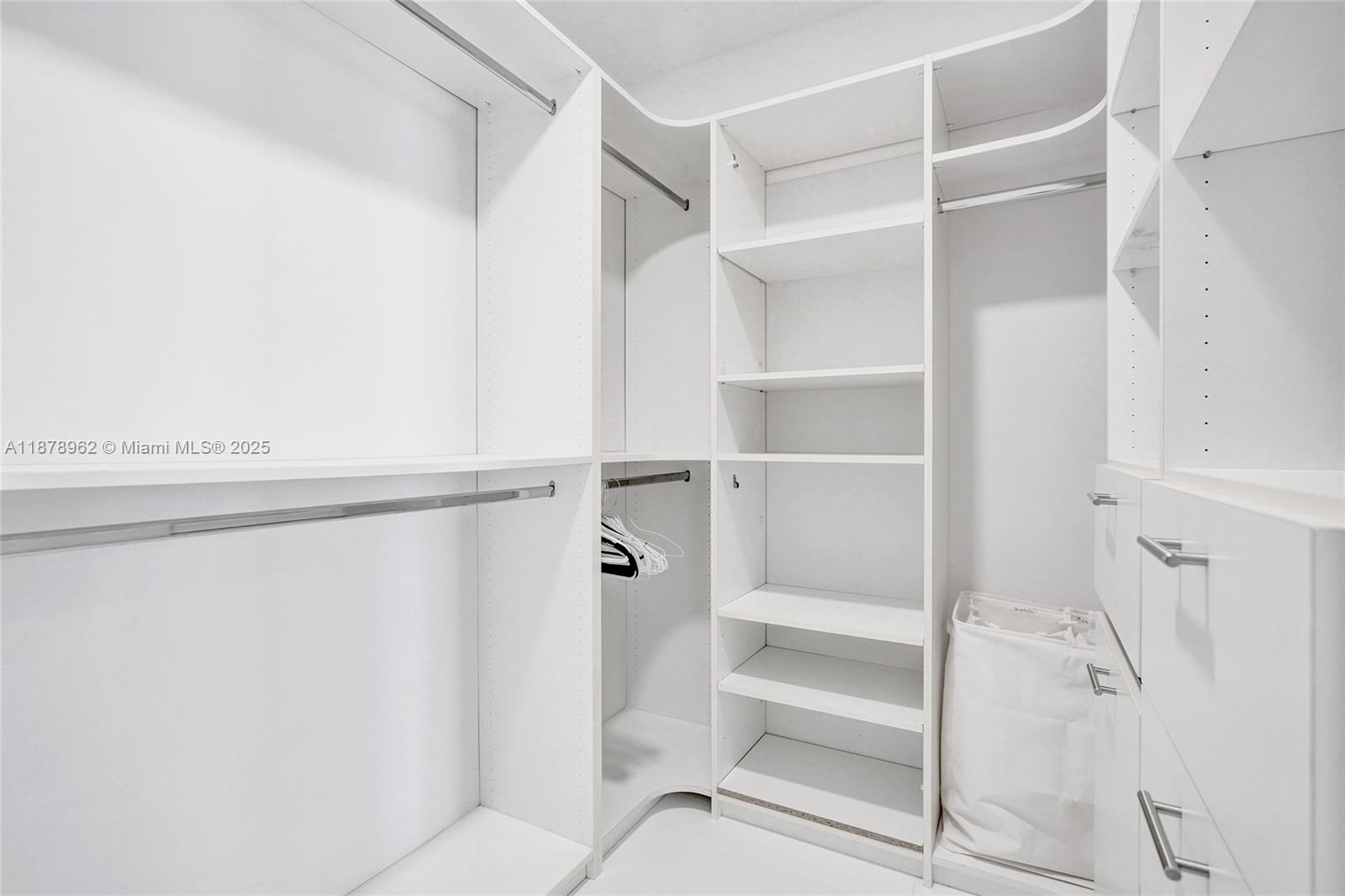 1300 Brickell Bay Drive, Unit 3902 Miami, FL 33131 - Photo 24 of 35