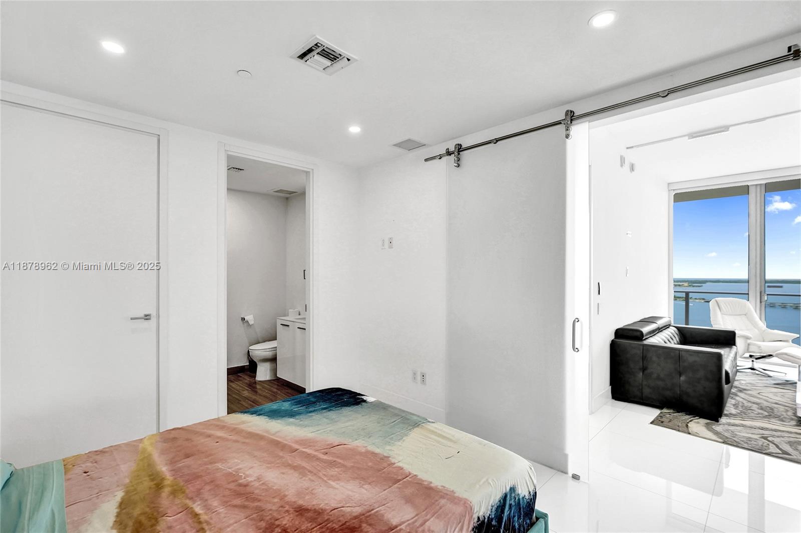 1300 Brickell Bay Drive, Unit 3902 Miami, FL 33131 - Photo 25 of 35