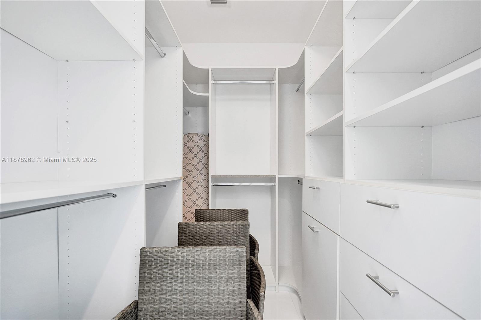 1300 Brickell Bay Drive, Unit 3902 Miami, FL 33131 - Photo 27 of 35