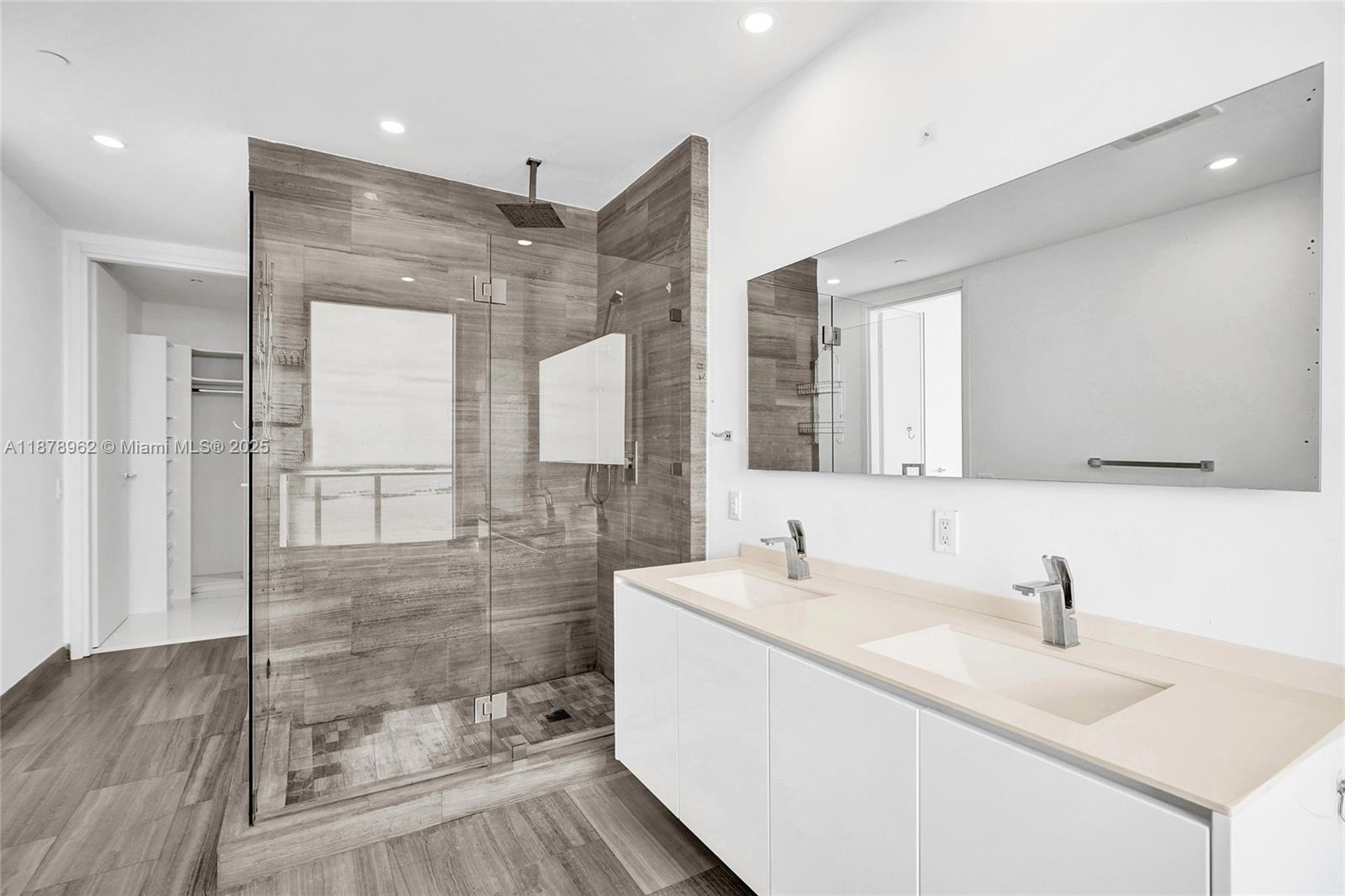 1300 Brickell Bay Drive, Unit 3902 Miami, FL 33131 - Photo 34 of 35