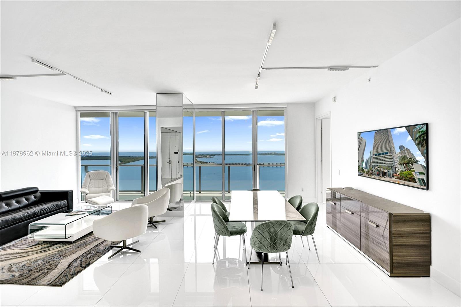 1300 Brickell Bay Drive, Unit 3902 Miami, FL 33131 - Photo 8 of 35