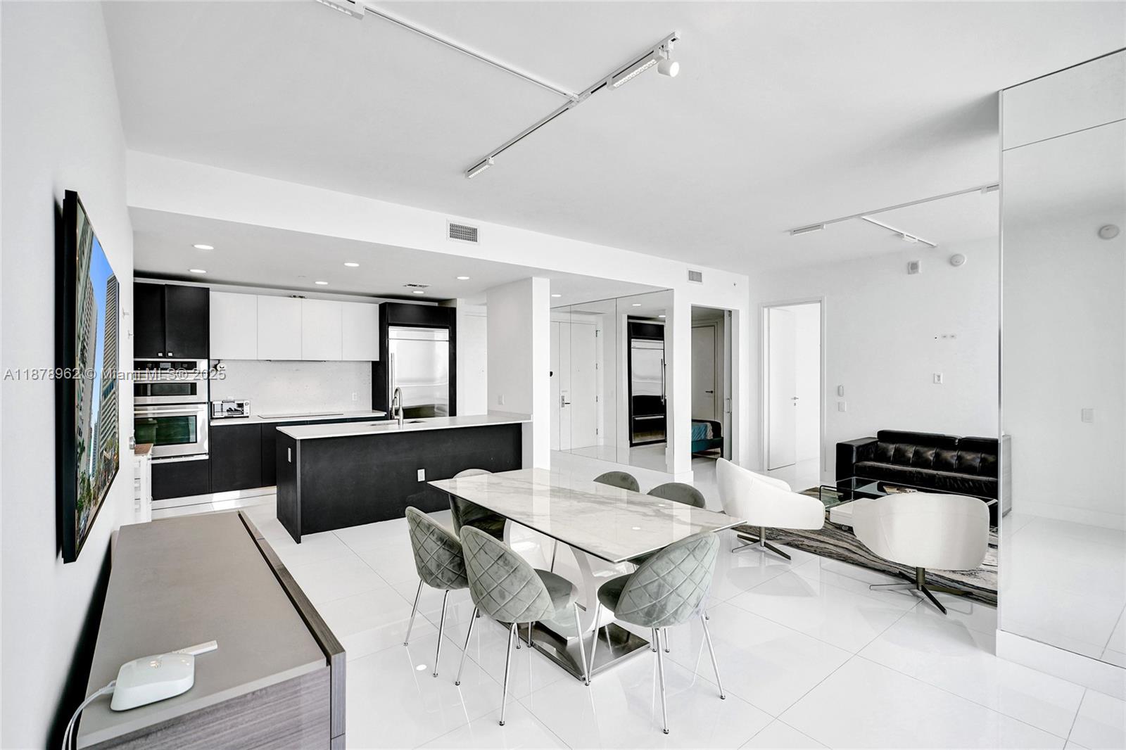 1300 Brickell Bay Drive, Unit 3902 Miami, FL 33131 - Photo 10 of 35