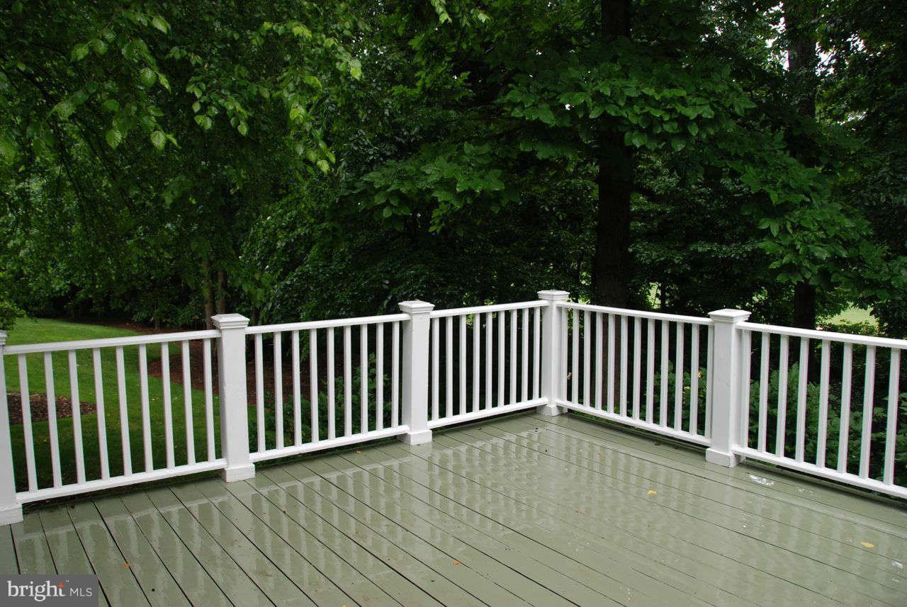 DECK OVERLOOKING PARK LIKE VIEW WITH GOLF COURSE