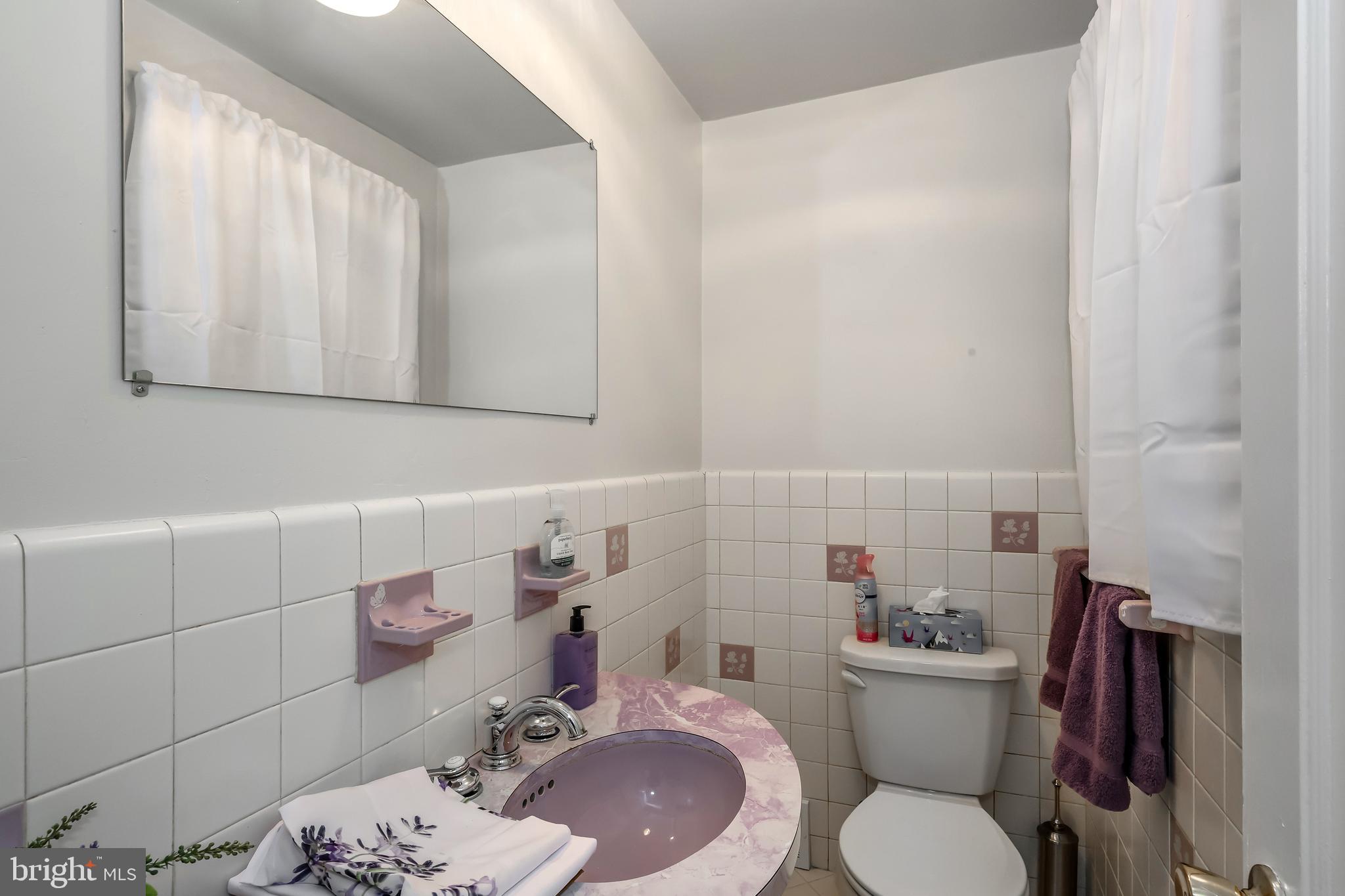 571 Rutherford Drive Springfield, PA 19064 - Photo 21 of 36 a bathroom with a toilet sink and mirror