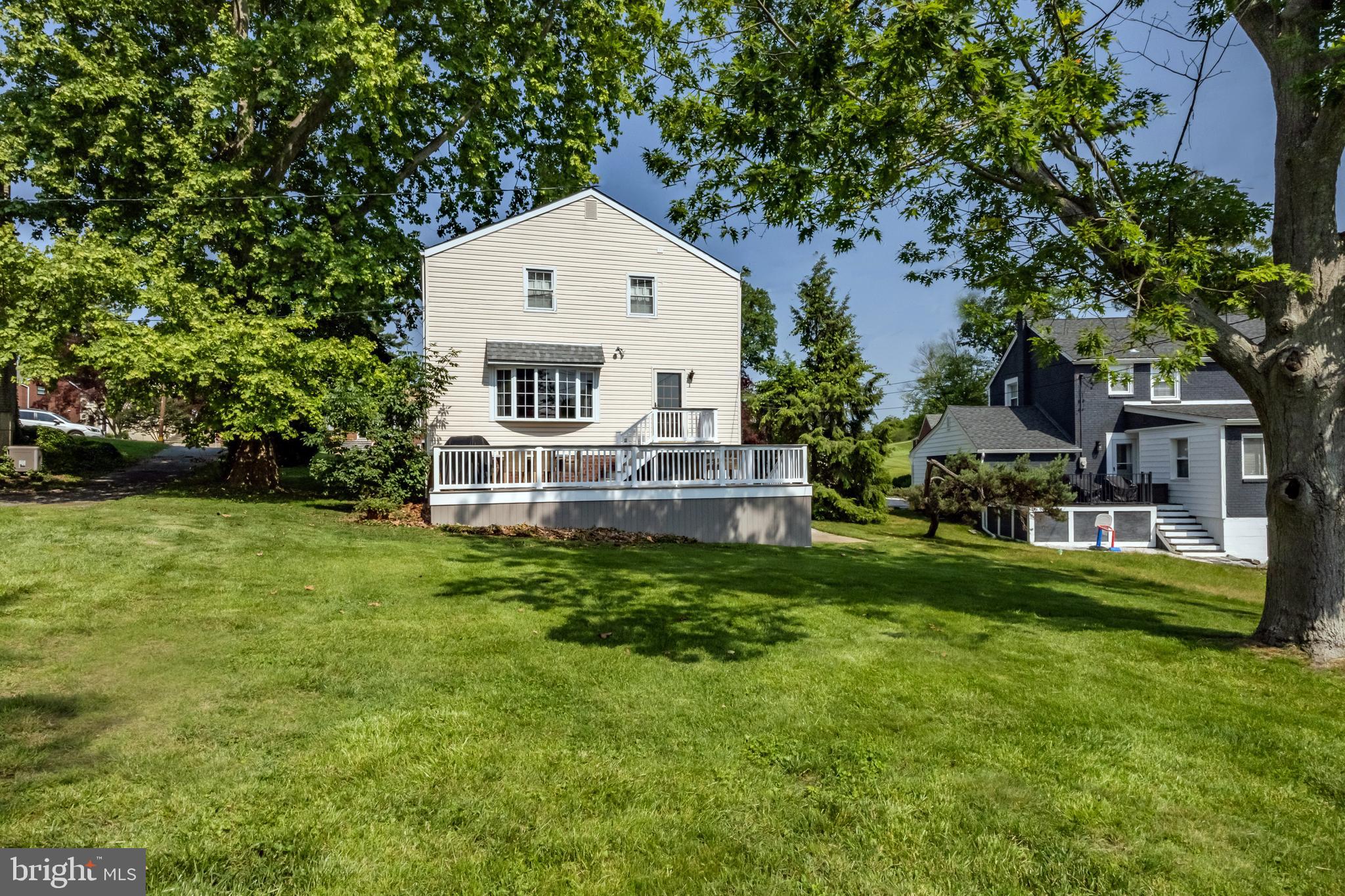 571 Rutherford Drive Springfield, PA 19064 - Photo 36 of 36 a front view of house with a garden
