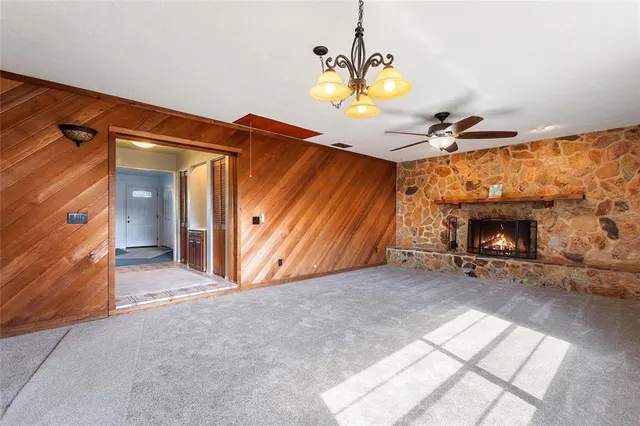 en empty room with windows and ceiling fan