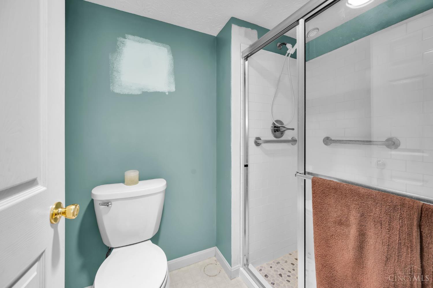 3543 Jessup Road, Unit 2B Cincinnati, OH 45239 - Photo 14 of 31 Full bath with low-maintenance finishes and tub/shower combination