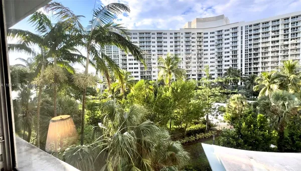 $2,850 | 1500 Bay Road, Unit 450S, Miami Beach, FL 33139