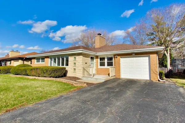 $475,000 | 915 South Na Wa Ta Avenue, Mount Prospect, IL 60056