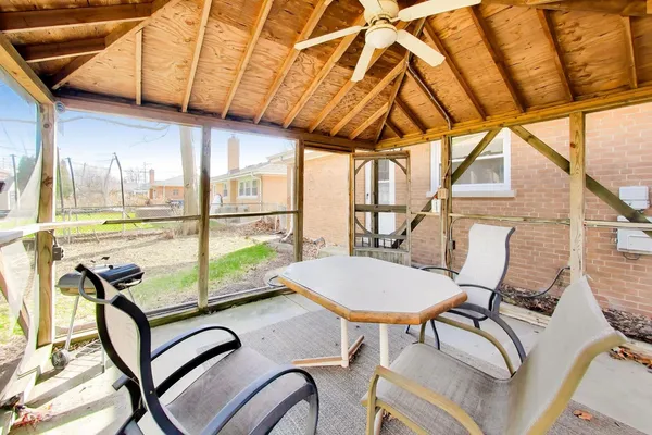 $475,000 | 915 South Na Wa Ta Avenue, Mount Prospect, IL 60056